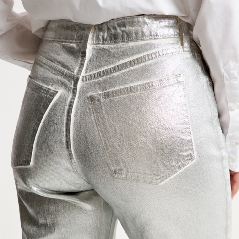 Abercrombie Curve Love High Rise 90s Relaxed
Jean in Silver Metallic